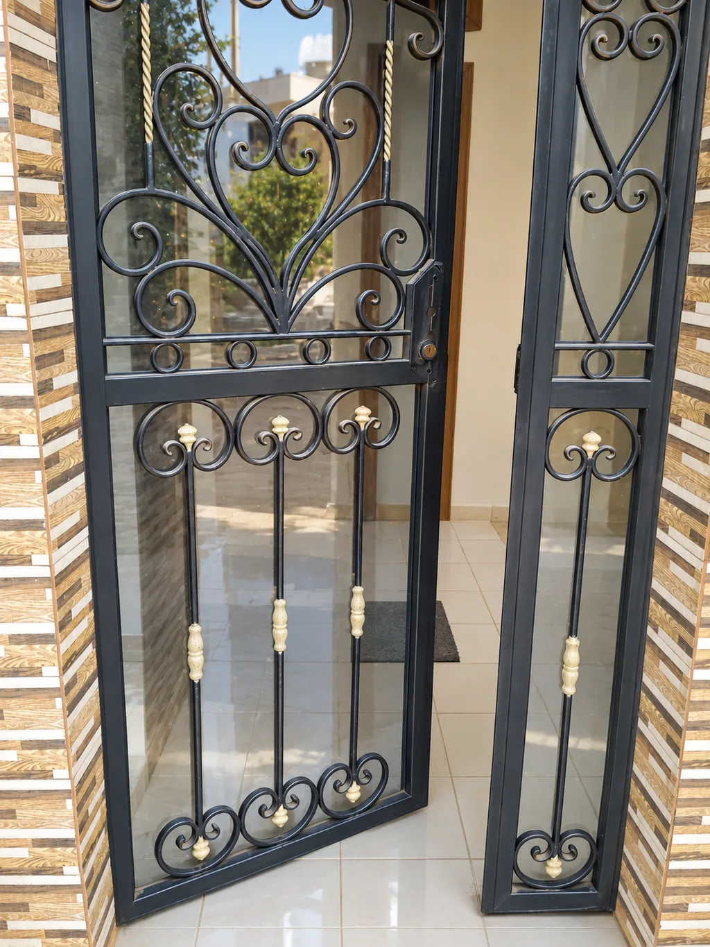 La porte d’entrée de l’école, lumière du jour sur le métal